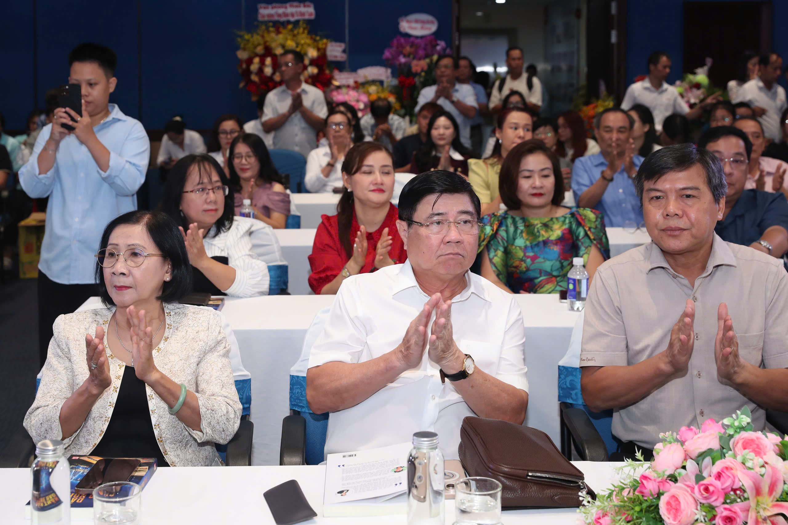 Nhà báo Tô Đình Tuân: "Cuốn sách này không phải của riêng tôi" - Ảnh 1.