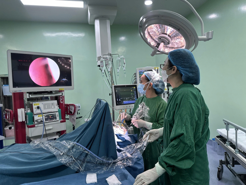 Đi qua những ca mổ khó bằng trái tim người mẹ - Ảnh 1. Đi qua những ca mổ khó bằng trái tim người mẹ - Ảnh 1.