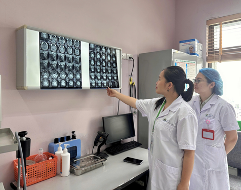 Đi qua những ca mổ khó bằng trái tim người mẹ - Ảnh 2. Đi qua những ca mổ khó bằng trái tim người mẹ - Ảnh 2.