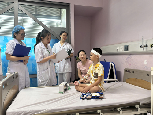 Đi qua những ca mổ khó bằng trái tim người mẹ - Ảnh 3. Đi qua những ca mổ khó bằng trái tim người mẹ - Ảnh 3.