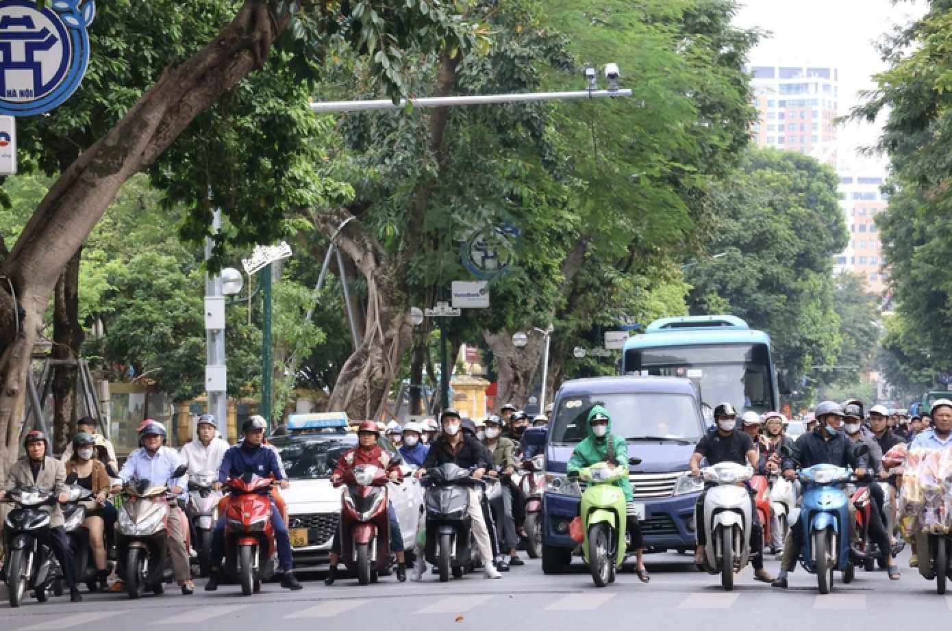 Hà Nội thí điểm hạn chế xe xăng tại vùng phát thải thấp từ năm 2026 - Ảnh 1. Hà Nội thí điểm hạn chế xe xăng tại vùng phát thải thấp từ năm 2026 - Ảnh 1.