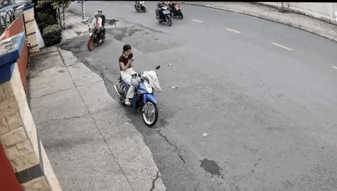 Công an bắt 2 nghi phạm cướp giật tài sản trong 24 giờ Tại Thuận Giao - Ảnh 1. Công an bắt 2 nghi phạm cướp giật tài sản trong 24 giờ Tại Thuận Giao - Ảnh 1.