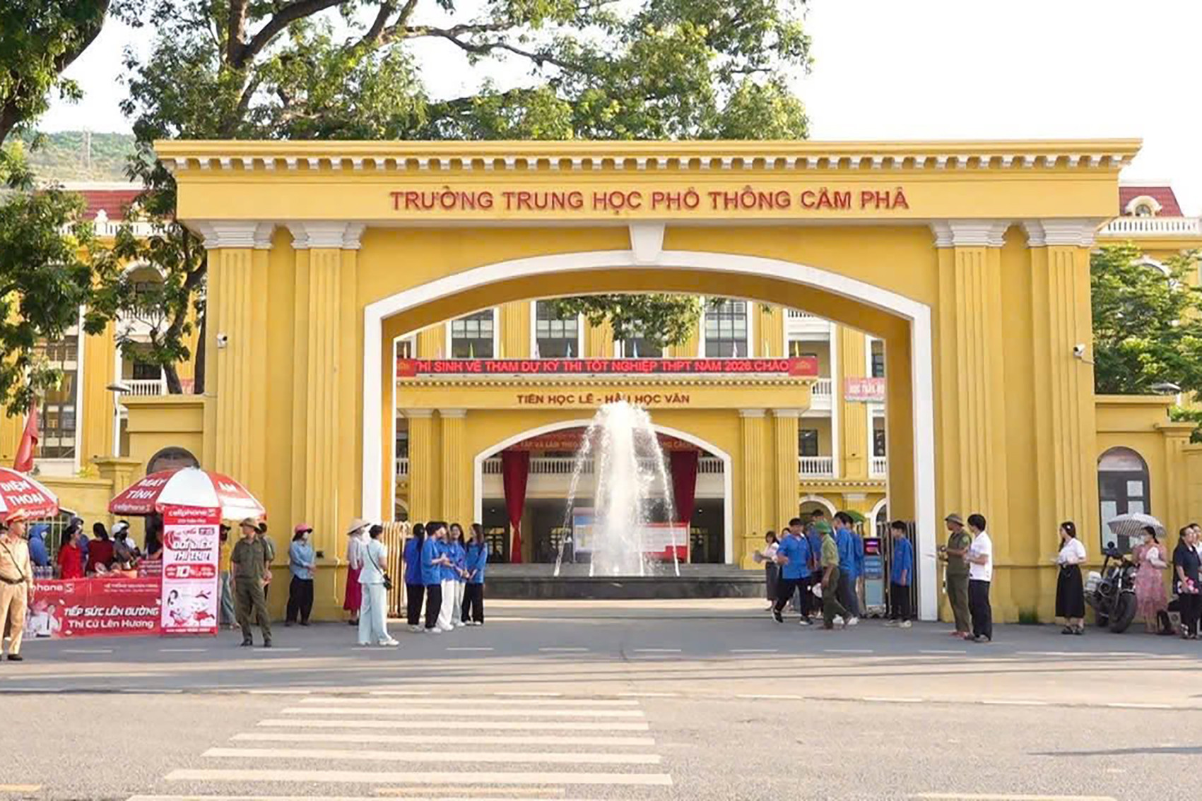 Kỷ luật 3 giám thị liên quan vụ gợi ý thí sinh xem bài thi tốt nghiệp THPT 2026 - Ảnh 1. Kỷ luật 3 giám thị liên quan vụ gợi ý thí sinh xem bài thi tốt nghiệp THPT 2026 - Ảnh 1.