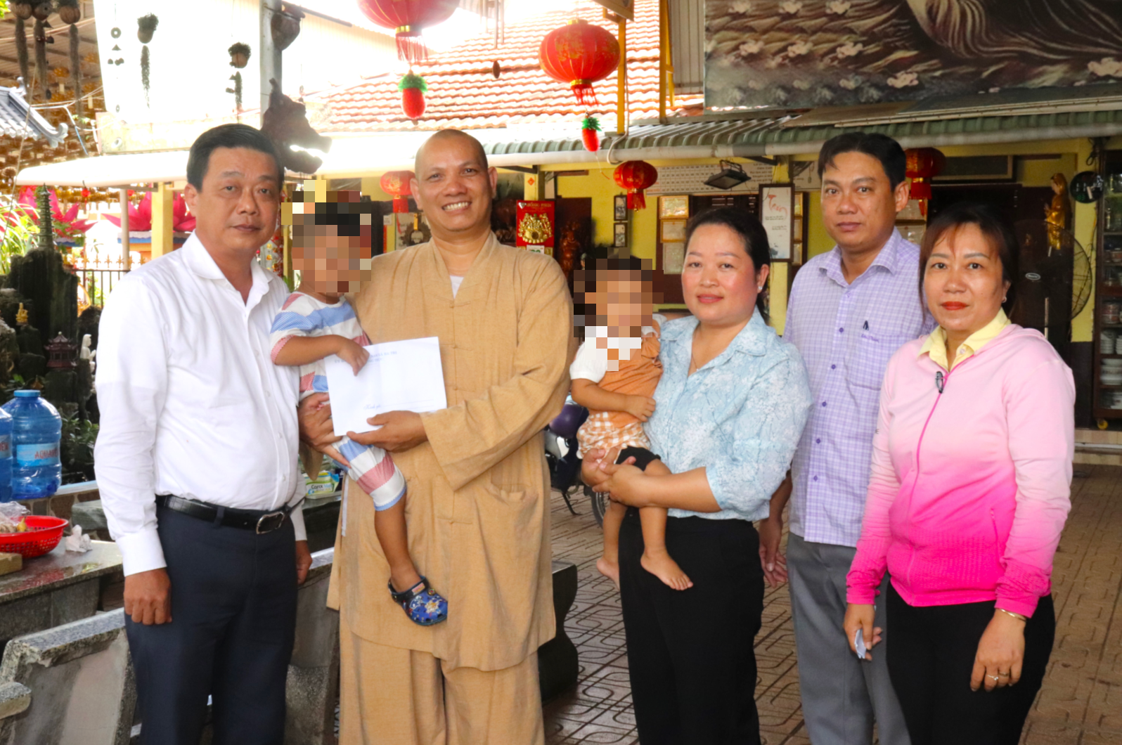 Hai trẻ nhỏ bị bỏ rơi trong mưa trước cổng chùa Huệ năng tại Vĩnh Long - Ảnh 1. Hai trẻ nhỏ bị bỏ rơi trong mưa trước cổng chùa Huệ năng tại Vĩnh Long - Ảnh 1.