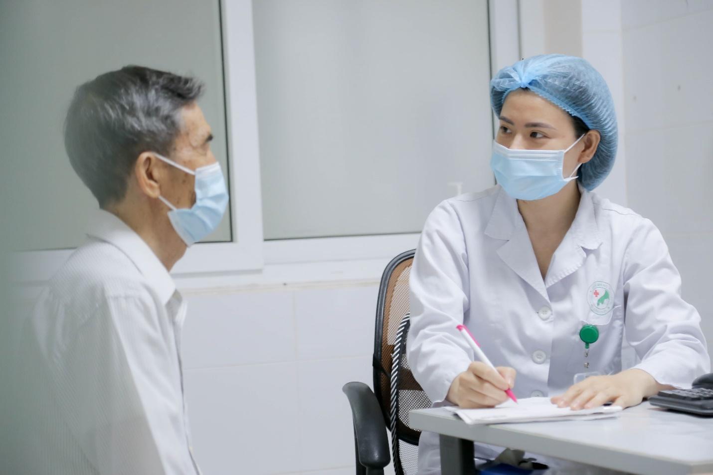 Hà Nội hỗ trợ tới 20 triệu đồng mỗi tháng cho bác sĩ luân phiên, thu hút nhân lực cho tuyến cơ sở - Ảnh 2.