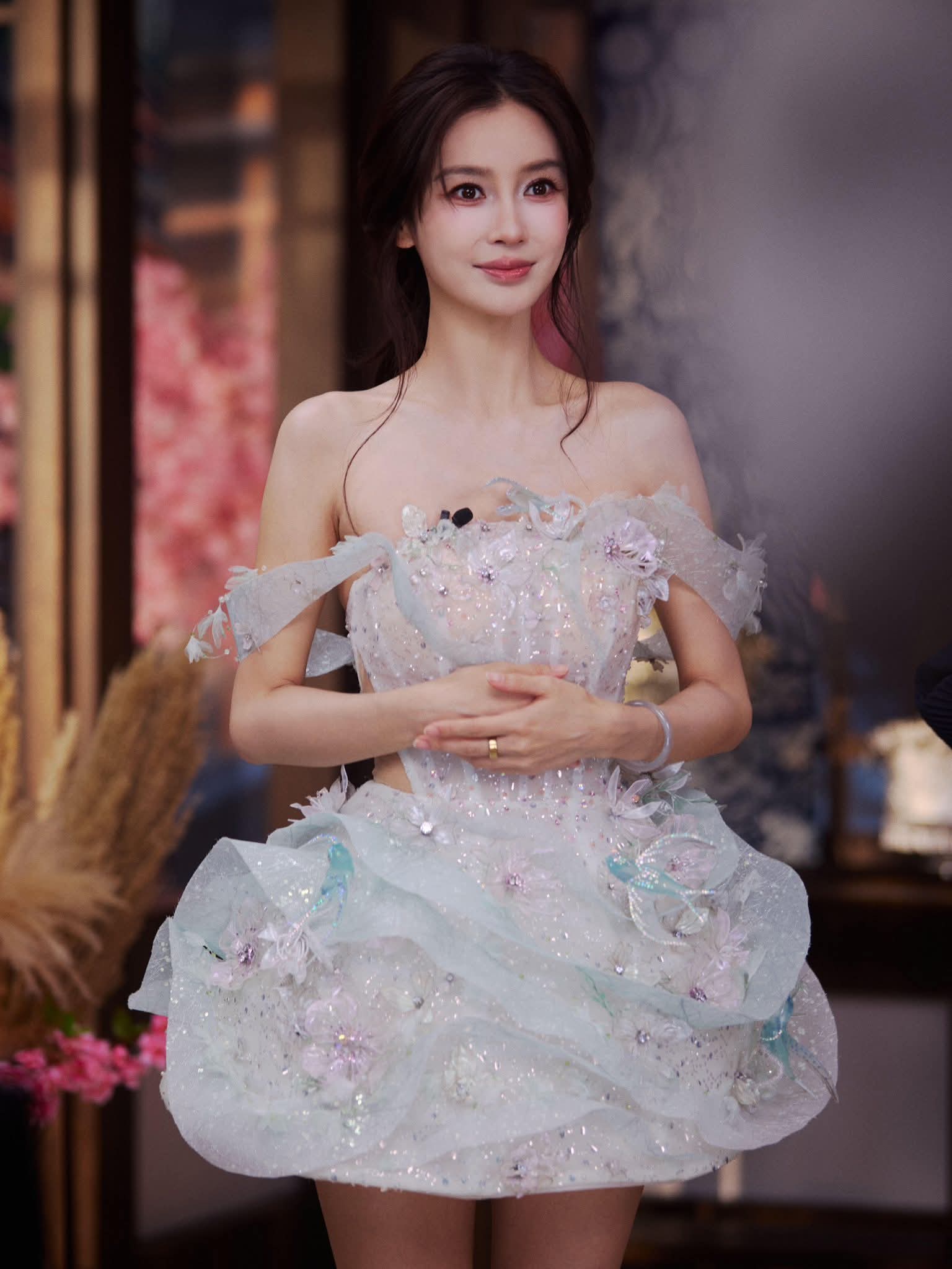 Mỹ nhân Angelababy đẹp vô thực với đầm Việt - Ảnh 1.