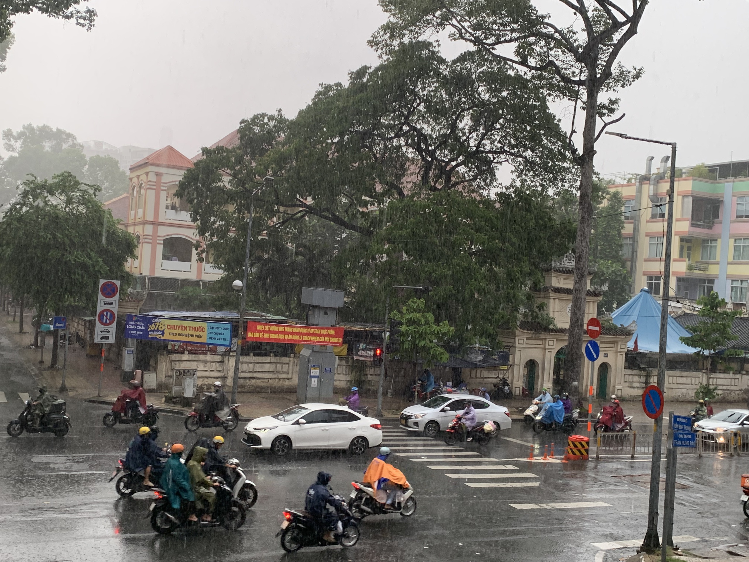 Bầu trời TPHCM tối sầm, mưa lớn kéo dài - Ảnh 2.