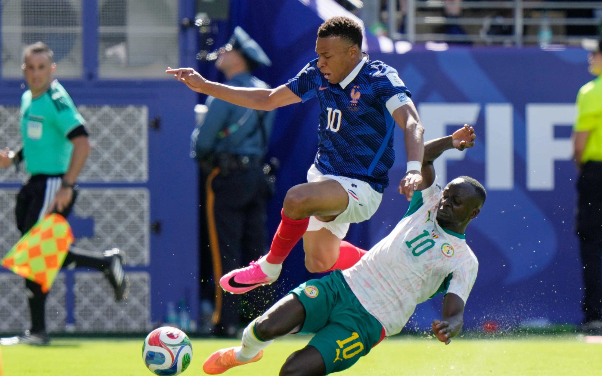 Mbappe bùng nổ và lời cảnh báo từ tuyển Pháp