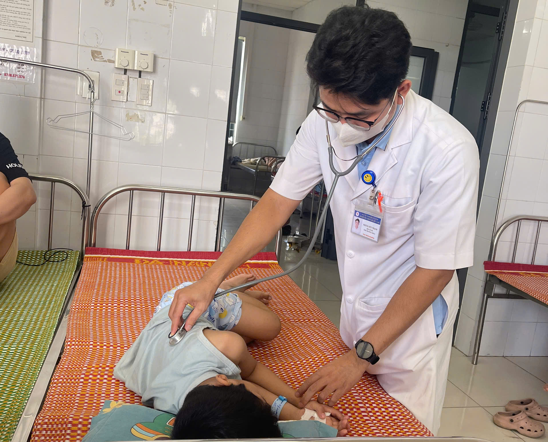 43 Người nhập viện nghi ngộ độc thực phẩm sau khi ăn bánh mì ở Đà Nẵng - Ảnh 1.
