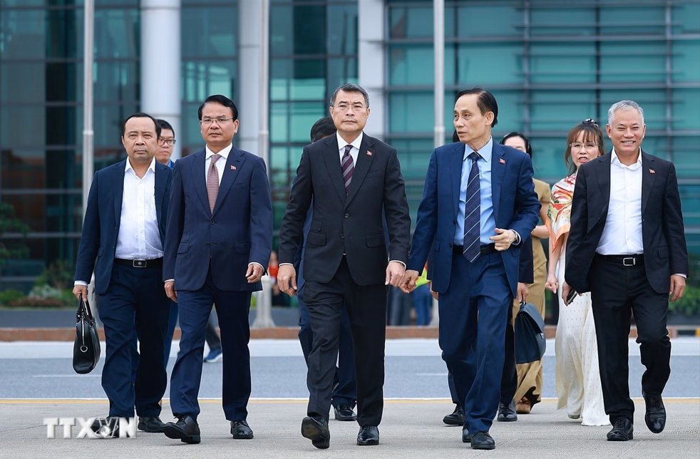 Thủ tướng Lê Minh Hưng lên đường công tác tại Nga - Ảnh 1.