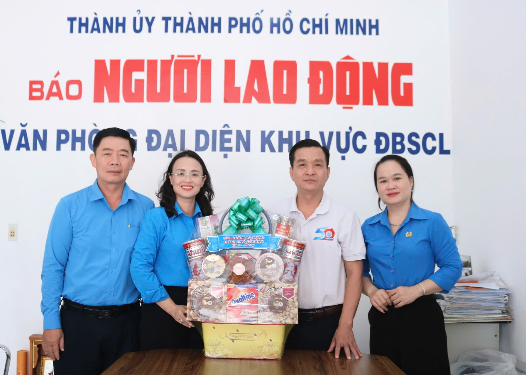 Lãnh đạo LĐLĐ TP Cần Thơ thăm và chúc mừng các cơ quan báo chí năm 2026 - Ảnh 1. Lãnh đạo LĐLĐ TP Cần Thơ thăm và chúc mừng các cơ quan báo chí năm 2026 - Ảnh 1.