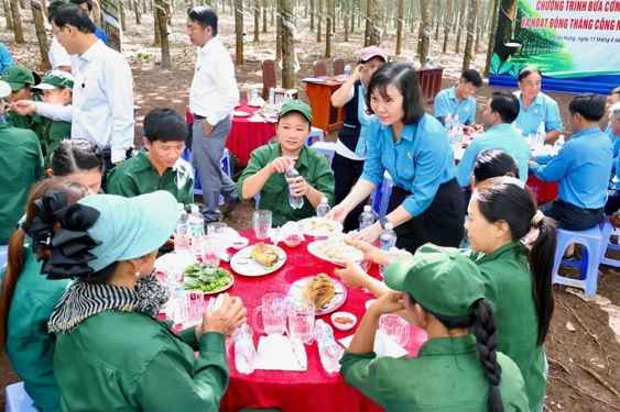 Nơi công nhân cảm nhận sự sẻ chia - Ảnh 1.