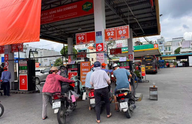 Đề xuất kéo dài lưu thông xăng E5 để hỗ trợ người tiêu dùng năm 2026 - Ảnh 1. Đề xuất kéo dài lưu thông xăng E5 để hỗ trợ người tiêu dùng năm 2026 - Ảnh 1.