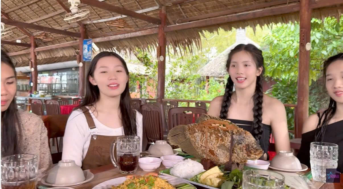 Bóc trần quy luật vận hành của showbiz - Ảnh 1.