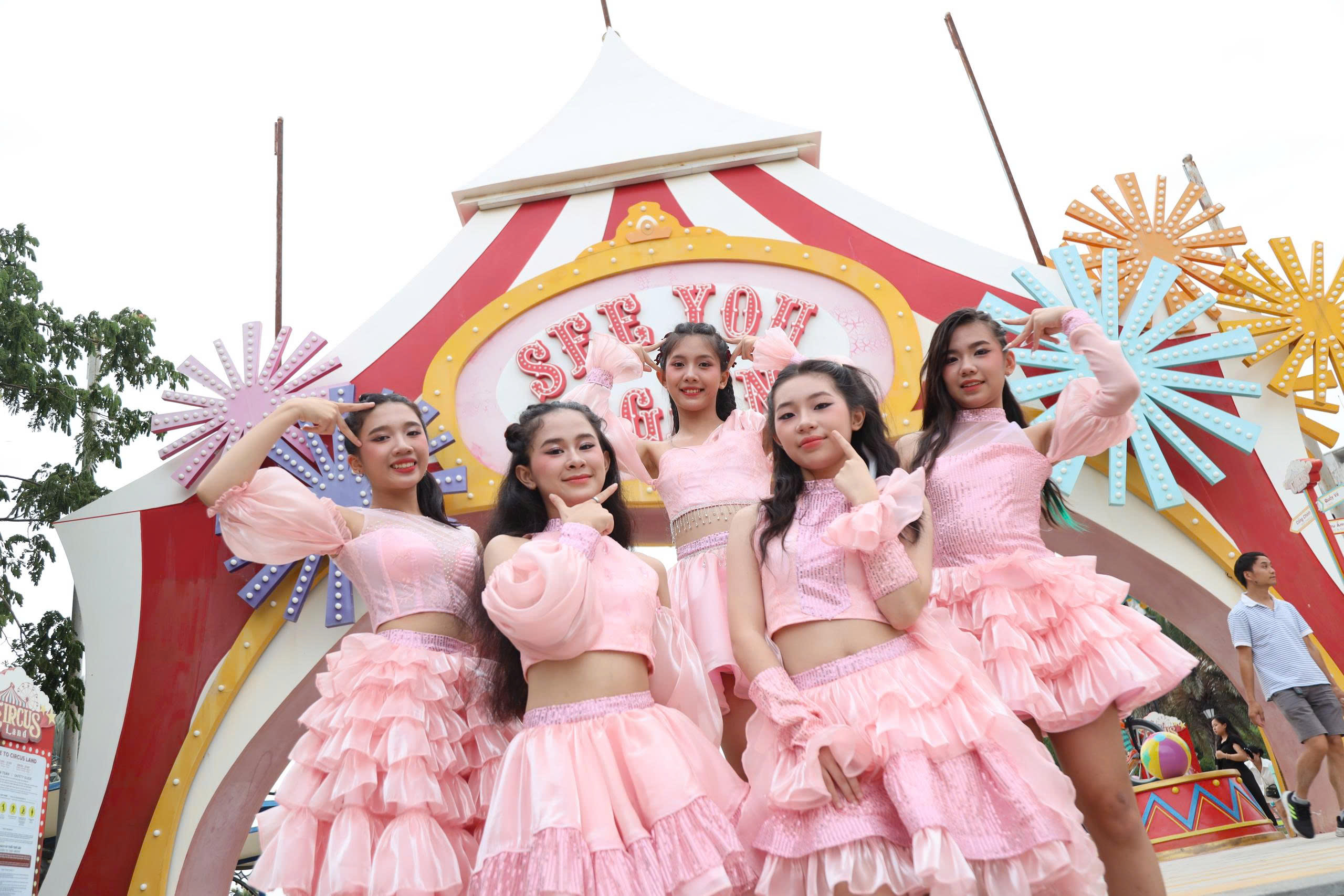 Bóc trần quy luật vận hành của showbiz - Ảnh 5.