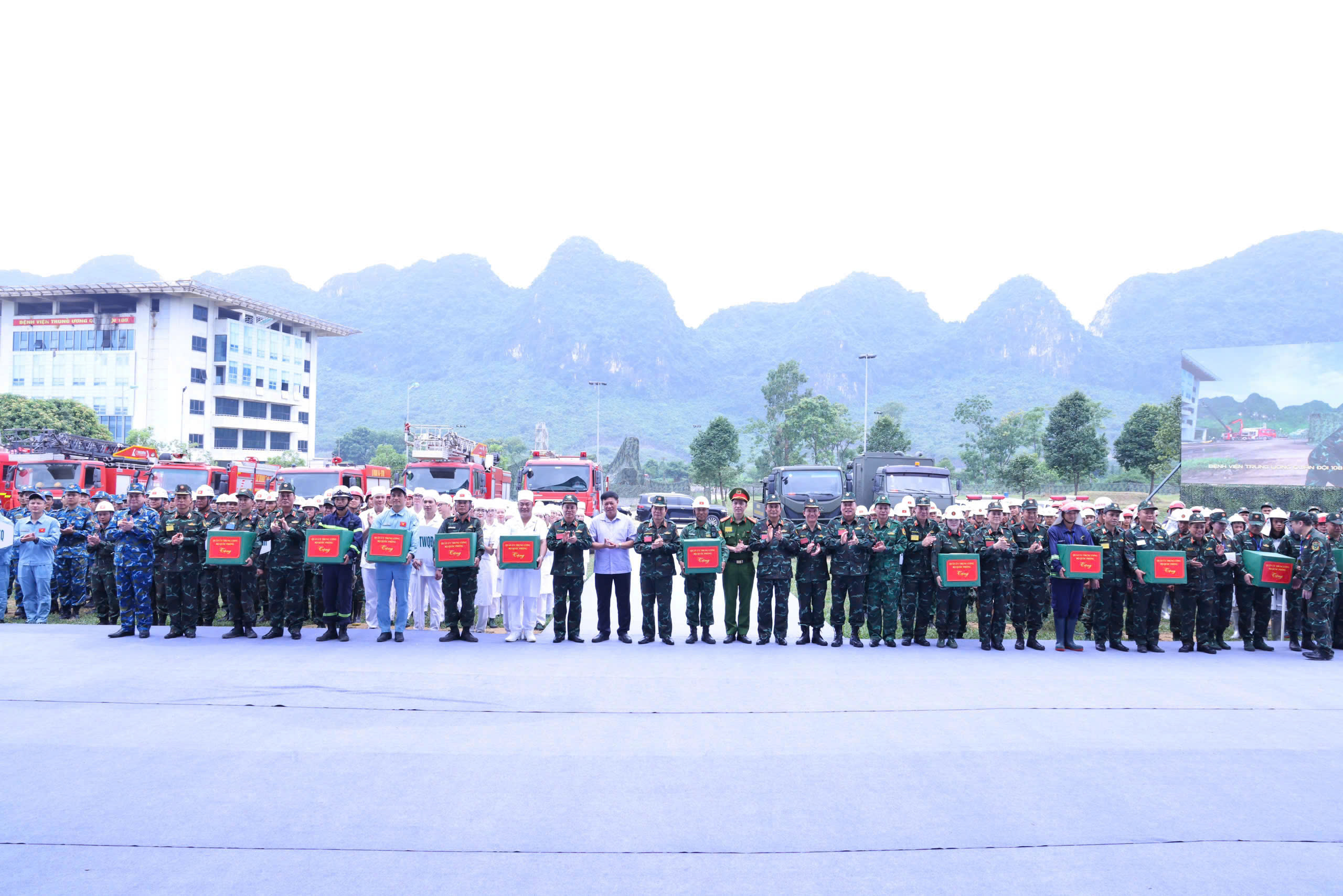 Lần đầu triển khai bệnh viện dã chiến cấp 3 trong diễn tập y tế khẩn cấp - Ảnh 7.