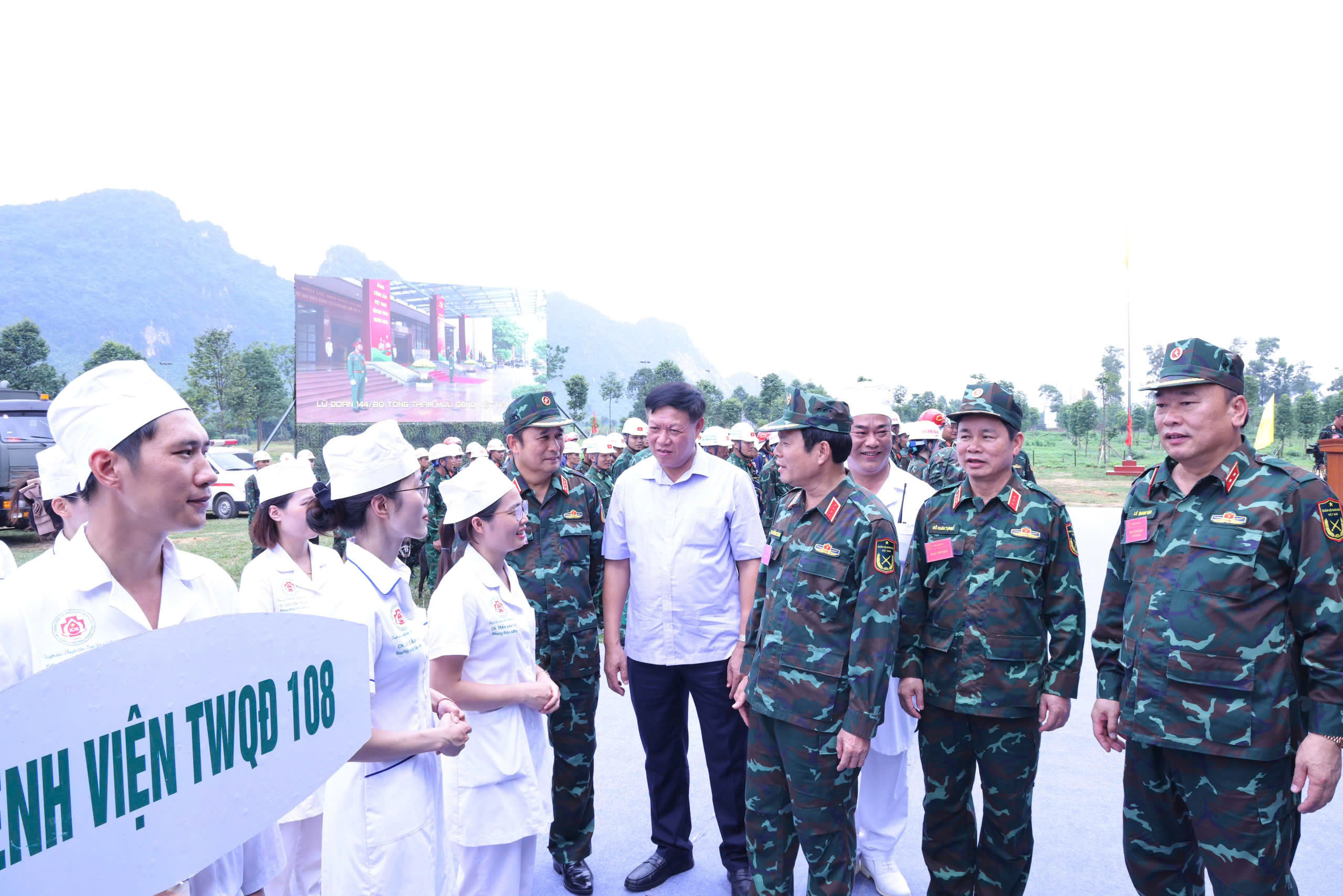 Lần đầu triển khai bệnh viện dã chiến cấp 3 trong diễn tập y tế khẩn cấp - Ảnh 8.