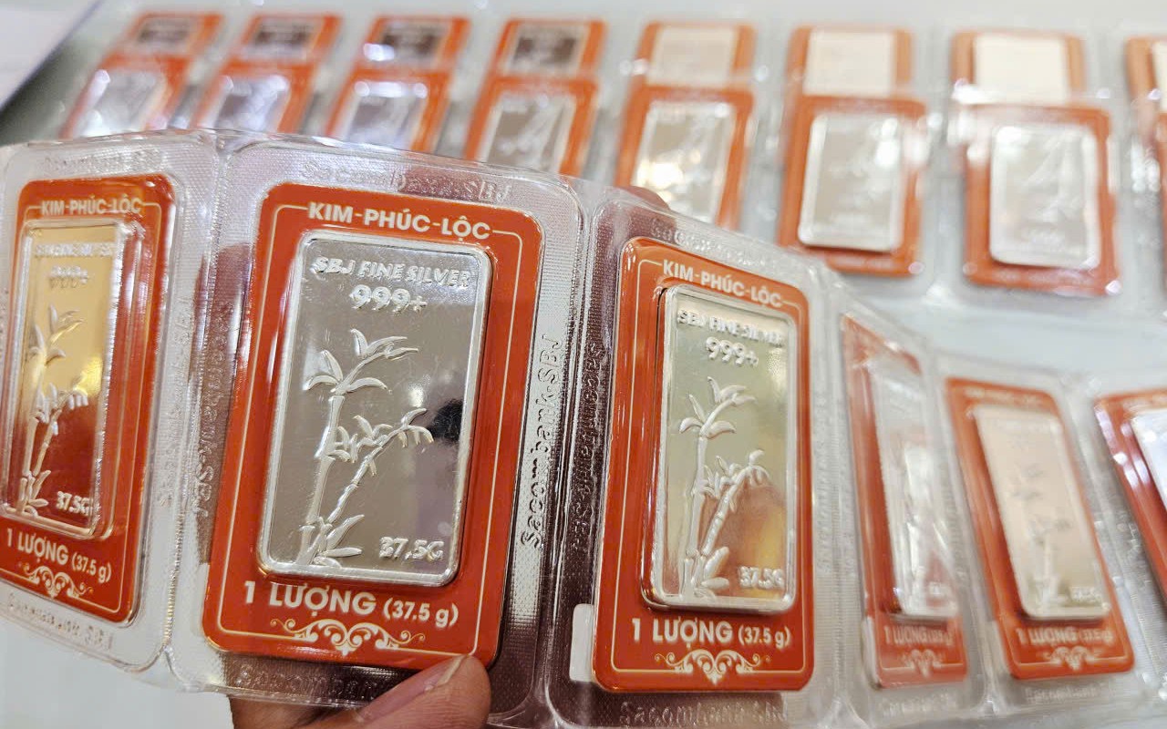 Một ng&agrave;y, gi&aacute; v&agrave;ng rớt 4,6 triệu đồng/lượng, bạc cũng lao dốc - Ảnh 1.