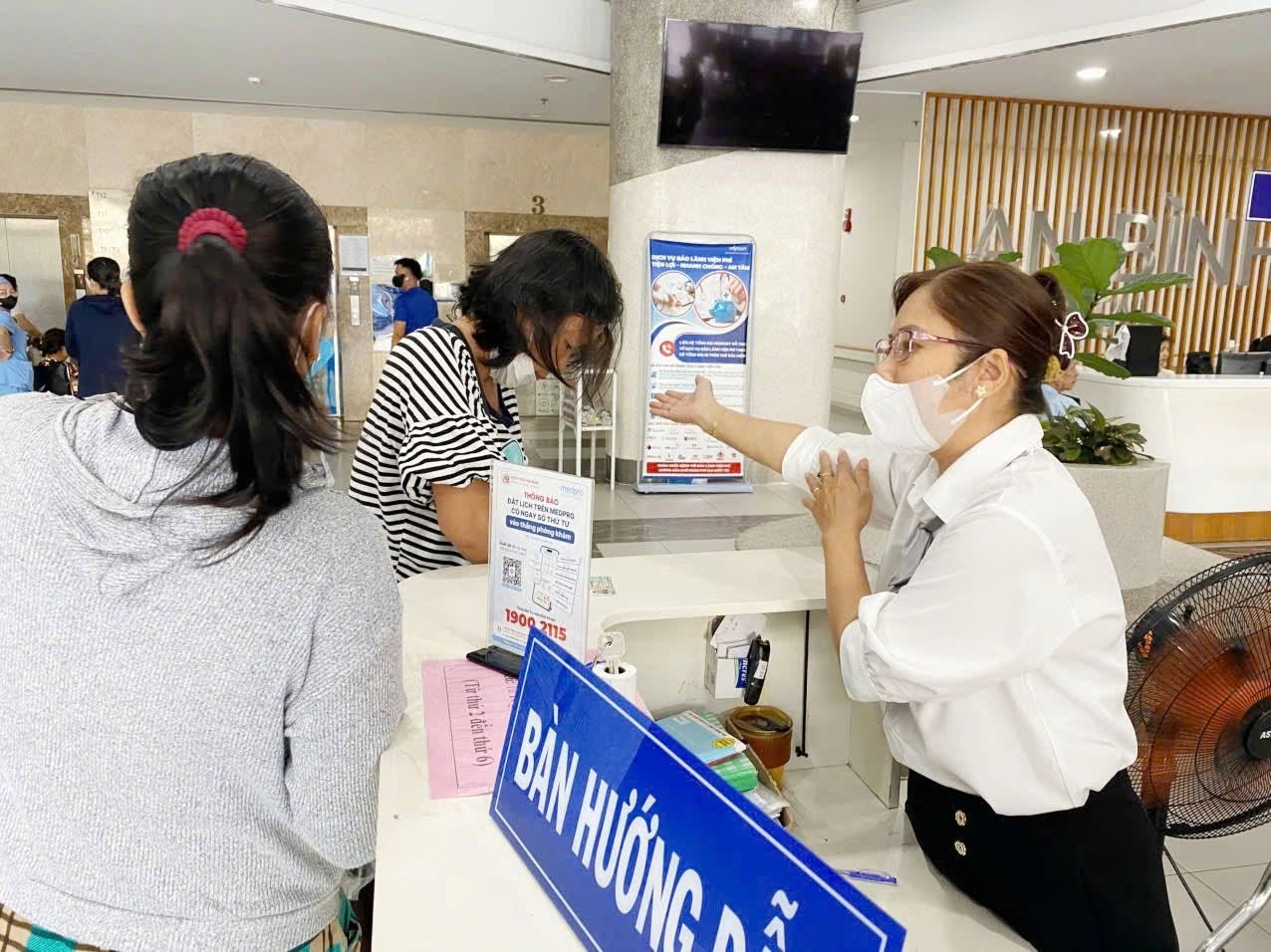 Ngày đầu tiên đã có hơn 100 người dân đến đến khám bệnh - Ảnh 3.