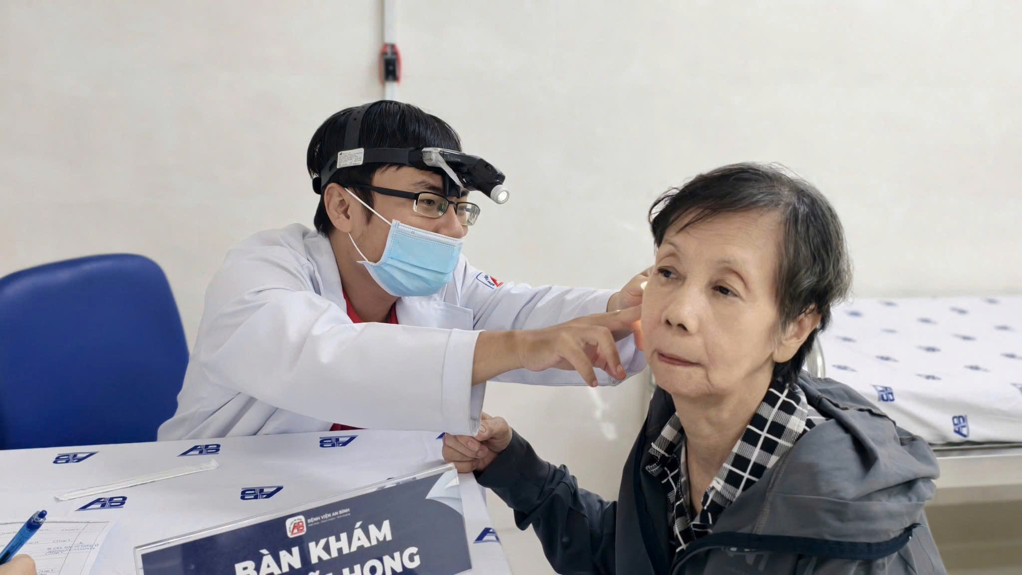 Ngày đầu tiên đã có hơn 100 người dân đến đến khám bệnh - Ảnh 1.