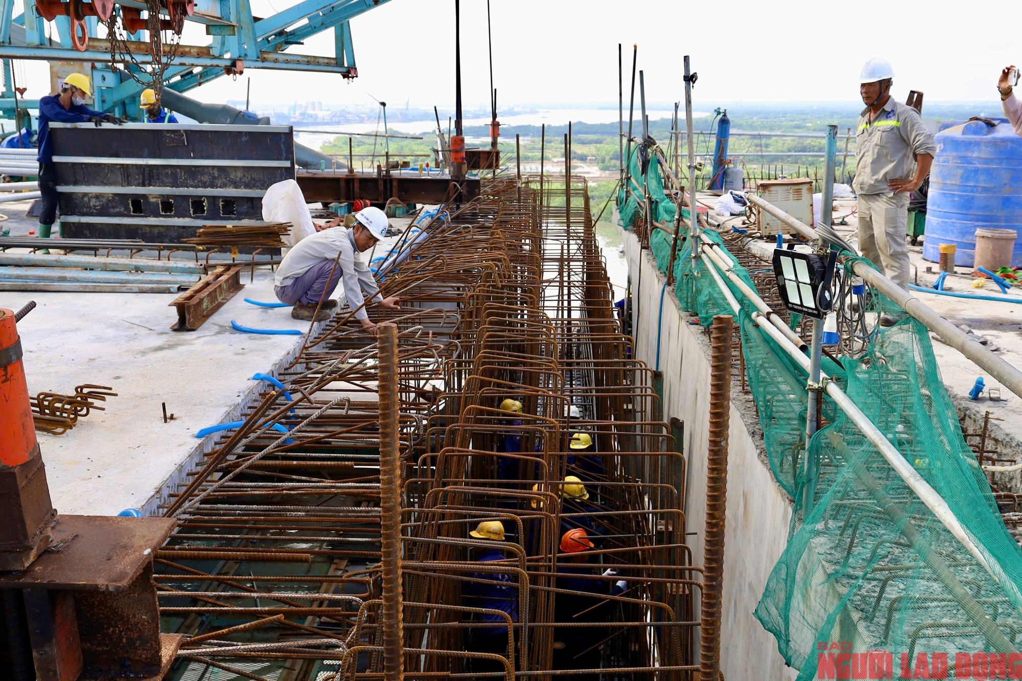 Cầu Phước Khánh hoàn thành 2 bó cáp dây văng cuối cùng - Ảnh 3.