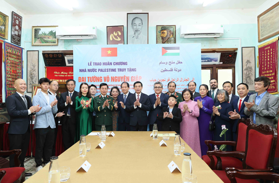 Trao Huân chương của Nhà nước Palestine truy tặng Đại tướng Võ Nguyên Giáp - Ảnh 1. Trao Huân chương của Nhà nước Palestine truy tặng Đại tướng Võ Nguyên Giáp - Ảnh 1.