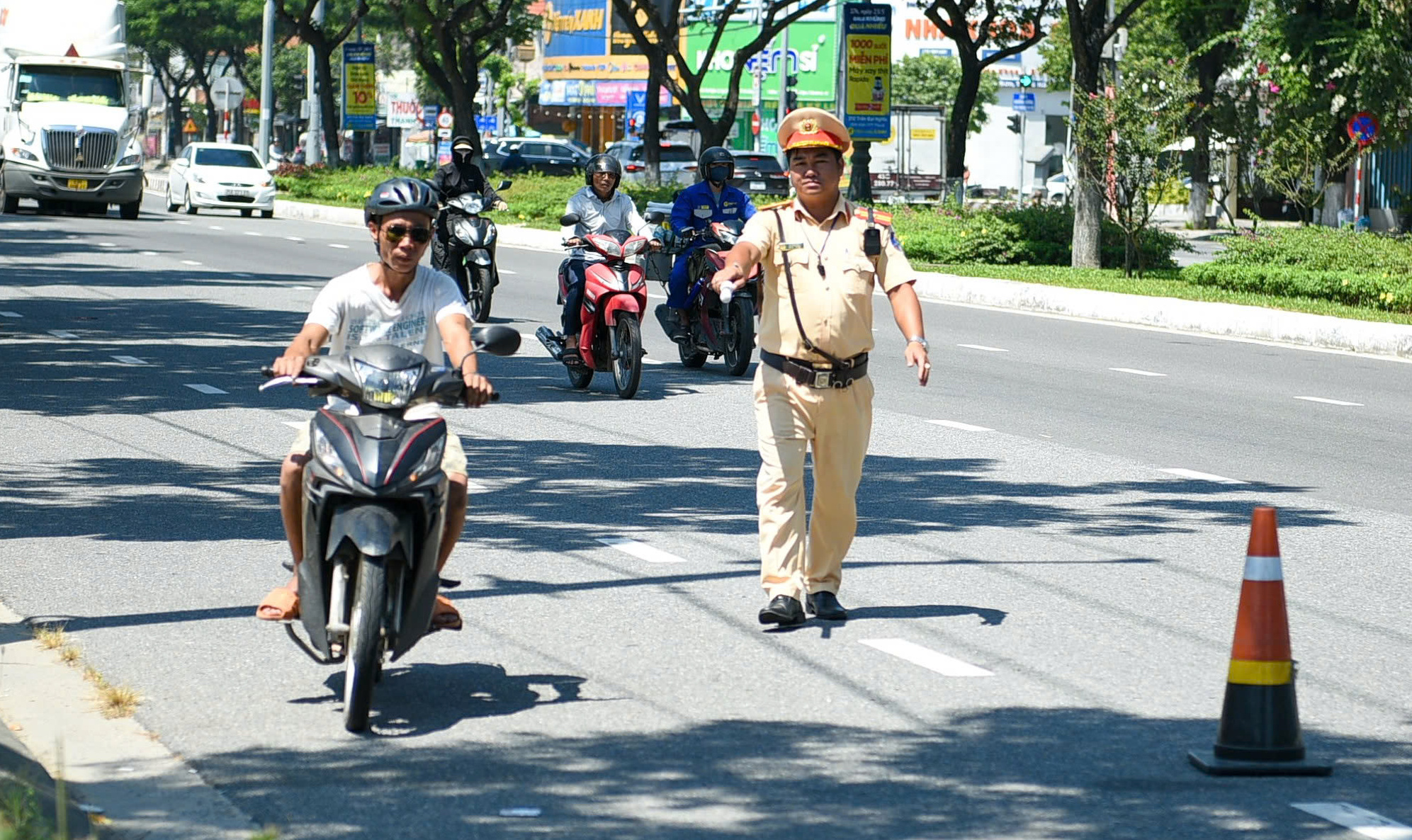 Đà Nẵng trao tặng mũ bảo hiểm đạt chuẩn cho người dân với giá trị 1 , 1 tỷ đồng - Ảnh 3. Đà Nẵng trao tặng mũ bảo hiểm đạt chuẩn cho người dân với giá trị 1 , 1 tỷ đồng - Ảnh 3.