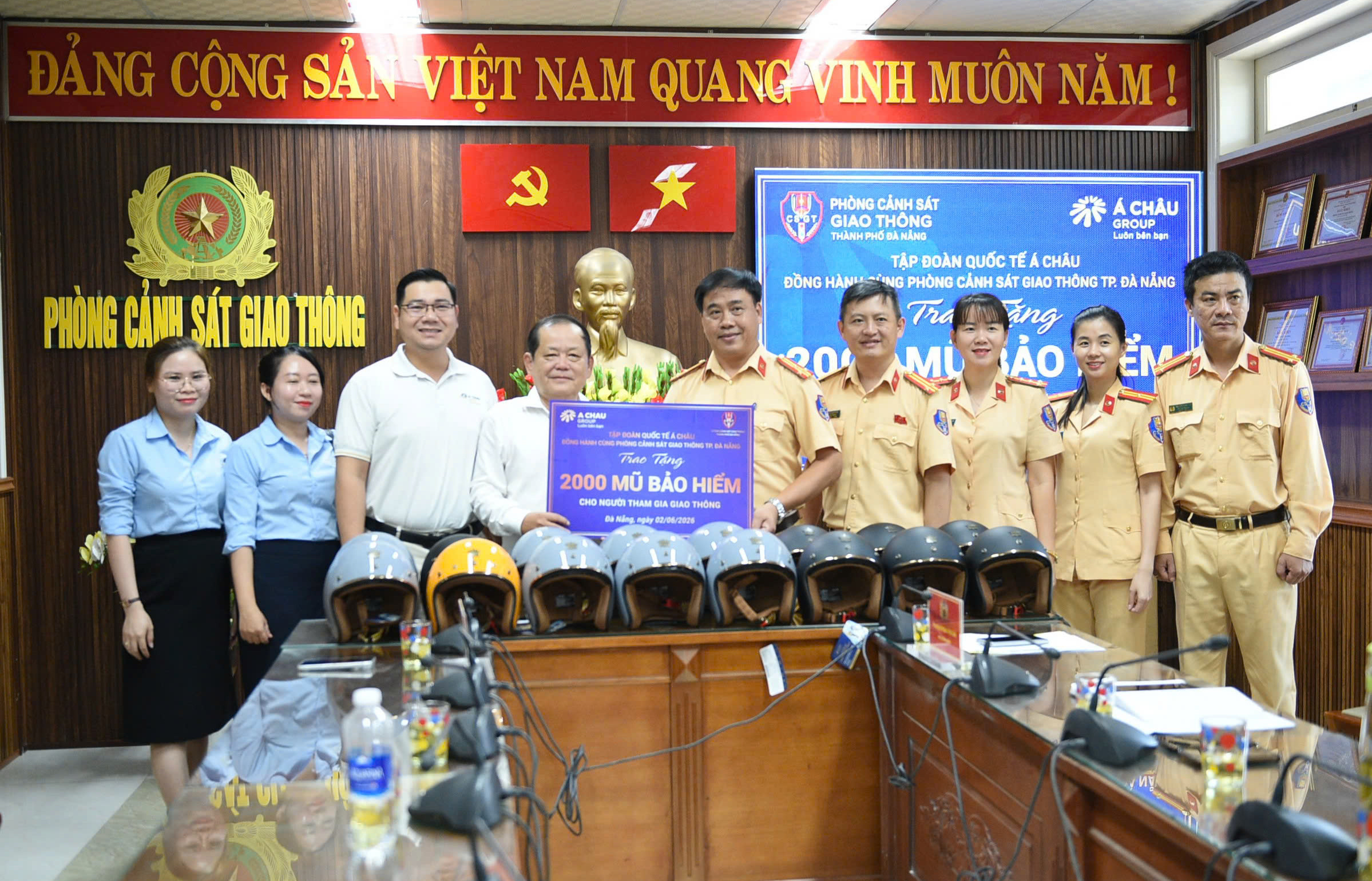Đà Nẵng trao tặng mũ bảo hiểm đạt chuẩn cho người dân với giá trị 1 , 1 tỷ đồng - Ảnh 2. Đà Nẵng trao tặng mũ bảo hiểm đạt chuẩn cho người dân với giá trị 1 , 1 tỷ đồng - Ảnh 2.