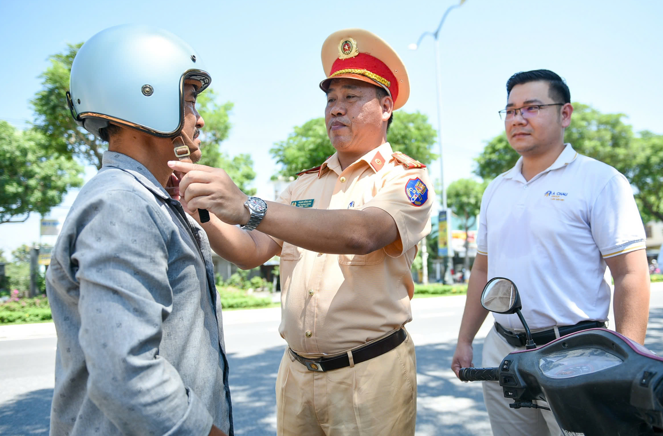 Đà Nẵng trao tặng mũ bảo hiểm đạt chuẩn cho người dân với giá trị 1 , 1 tỷ đồng - Ảnh 5. Đà Nẵng trao tặng mũ bảo hiểm đạt chuẩn cho người dân với giá trị 1 , 1 tỷ đồng - Ảnh 5.