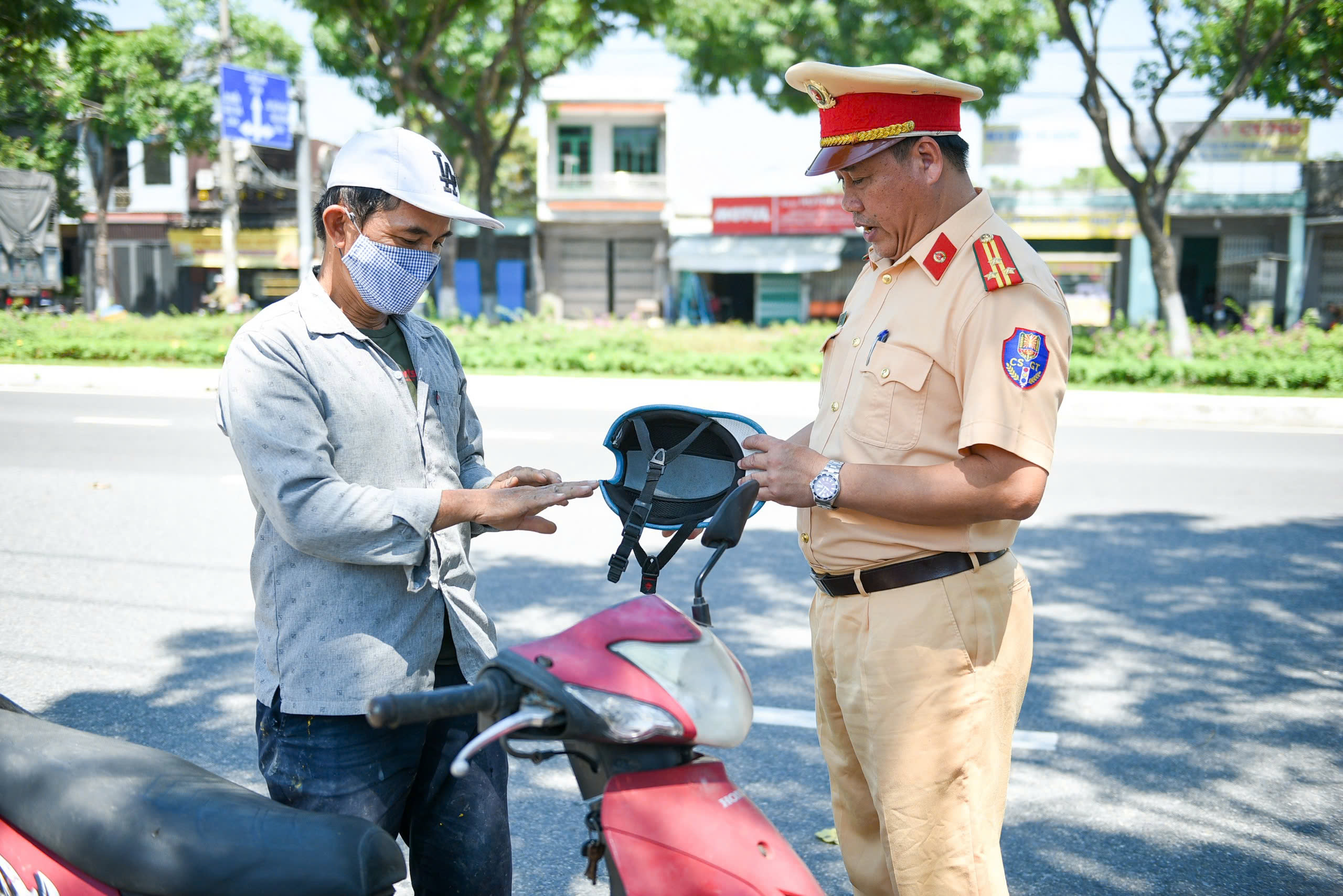 Đà Nẵng trao tặng mũ bảo hiểm đạt chuẩn cho người dân với giá trị 1 , 1 tỷ đồng - Ảnh 4. Đà Nẵng trao tặng mũ bảo hiểm đạt chuẩn cho người dân với giá trị 1 , 1 tỷ đồng - Ảnh 4.