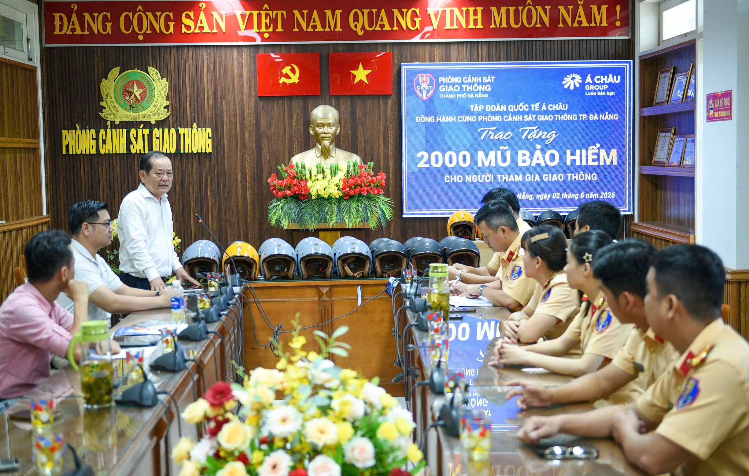 Đà Nẵng trao tặng mũ bảo hiểm đạt chuẩn cho người dân với giá trị 1 , 1 tỷ đồng - Ảnh 1. Đà Nẵng trao tặng mũ bảo hiểm đạt chuẩn cho người dân với giá trị 1 , 1 tỷ đồng - Ảnh 1.