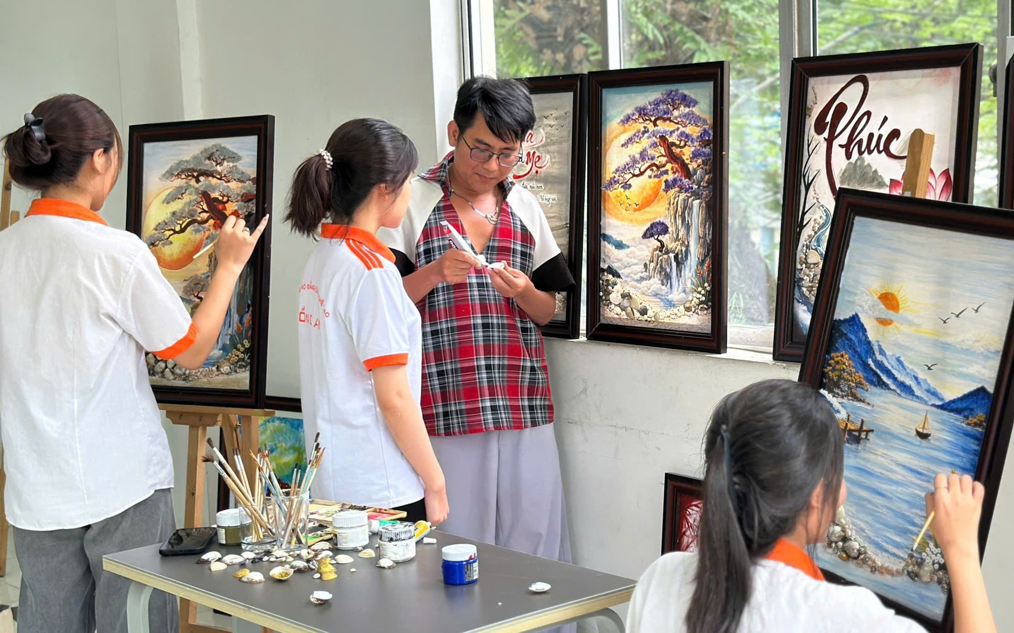 NTK Lê Minh Phú: Truyền cảm hứng yêu thiên nhiên và  trách nhiệm cộng đồng cho sinh viên