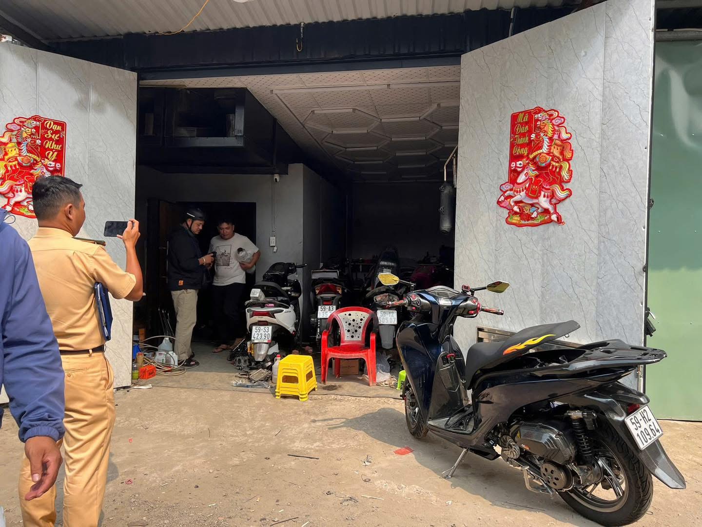 Công an TPHCM phát hiện nhiều tiệm sửa xe nhập lâu pin từ Trung Quốc - Ảnh 4.