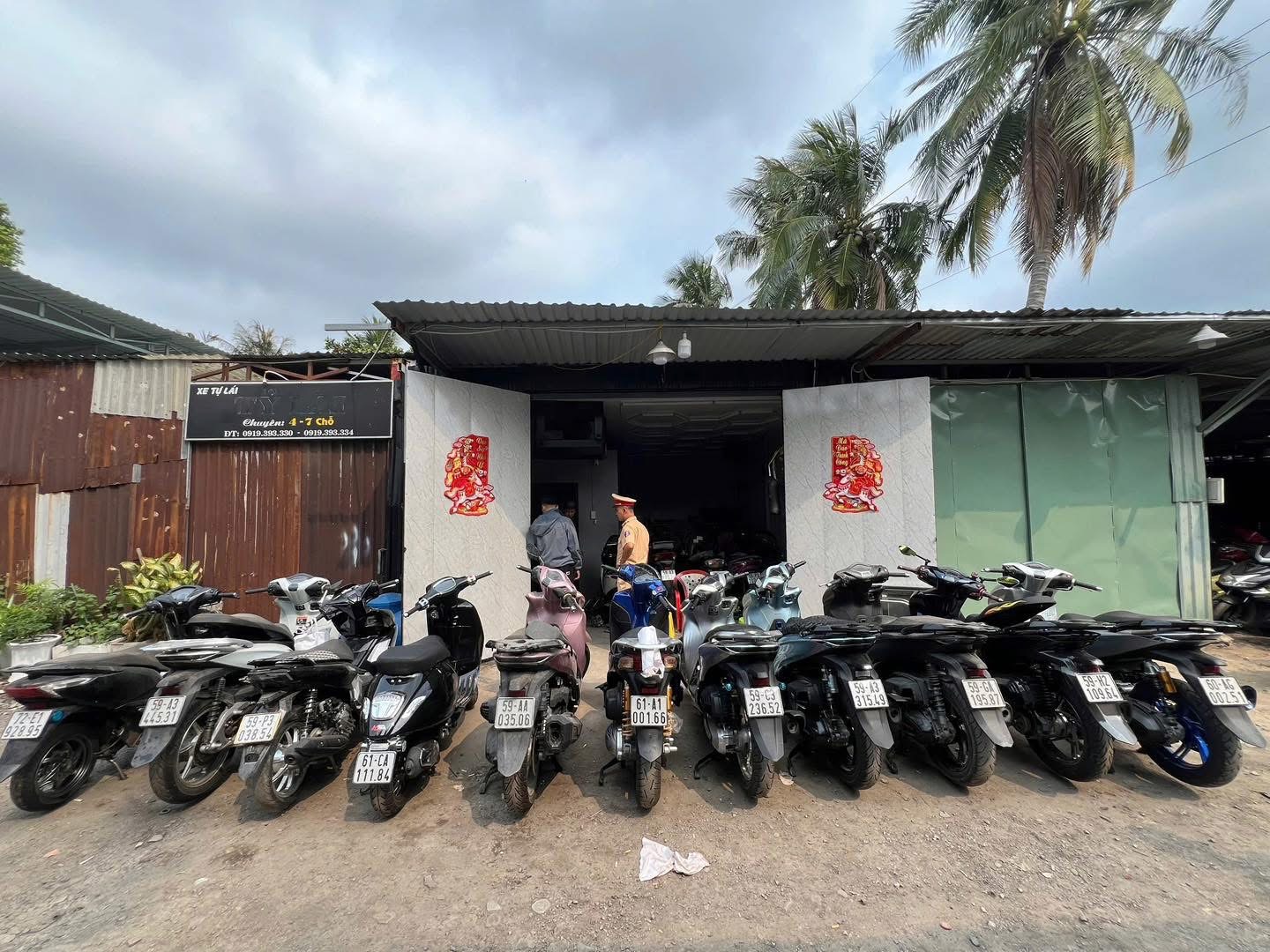 Công an TPHCM phát hiện nhiều tiệm sửa xe nhập lâu pin từ Trung Quốc - Ảnh 1.