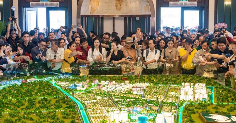 Sợ lỡ cơ hội mua nhà phố TP HCM giá hời trước 1-7, hàng ngàn người đặt chỗ ngay trên livestream