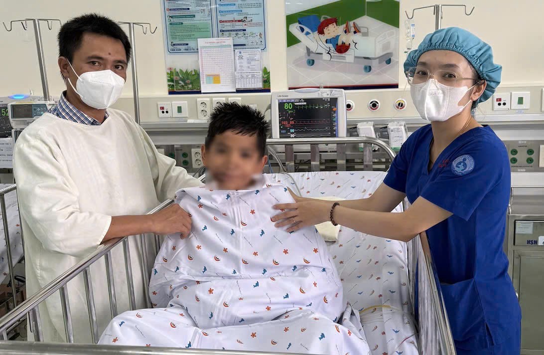 Hơn 10 giờ giành giật sự sống cho bé trai bị ô tô cán qua người - Ảnh 1.
