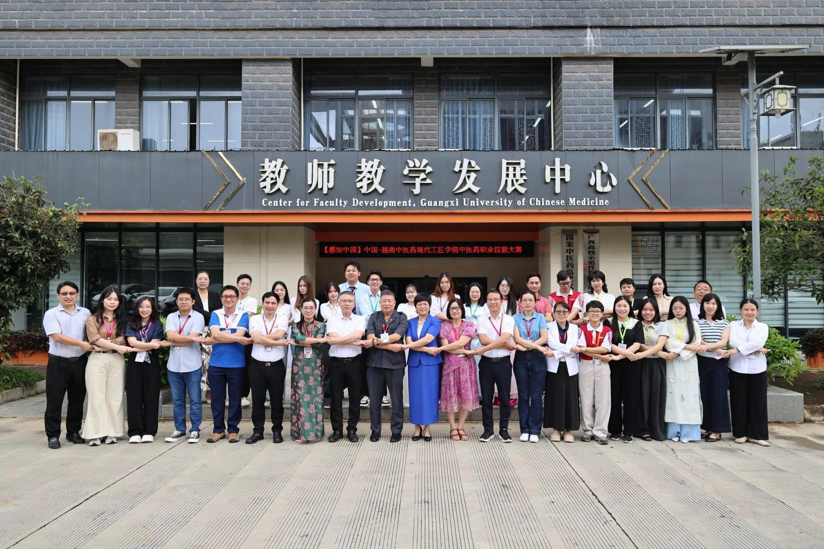 Sinh viên Việt Nam giành huy chương vàng cuộc thi Kỹ năng nghề Y học cổ truyền Việt - Trung - Ảnh 2.
