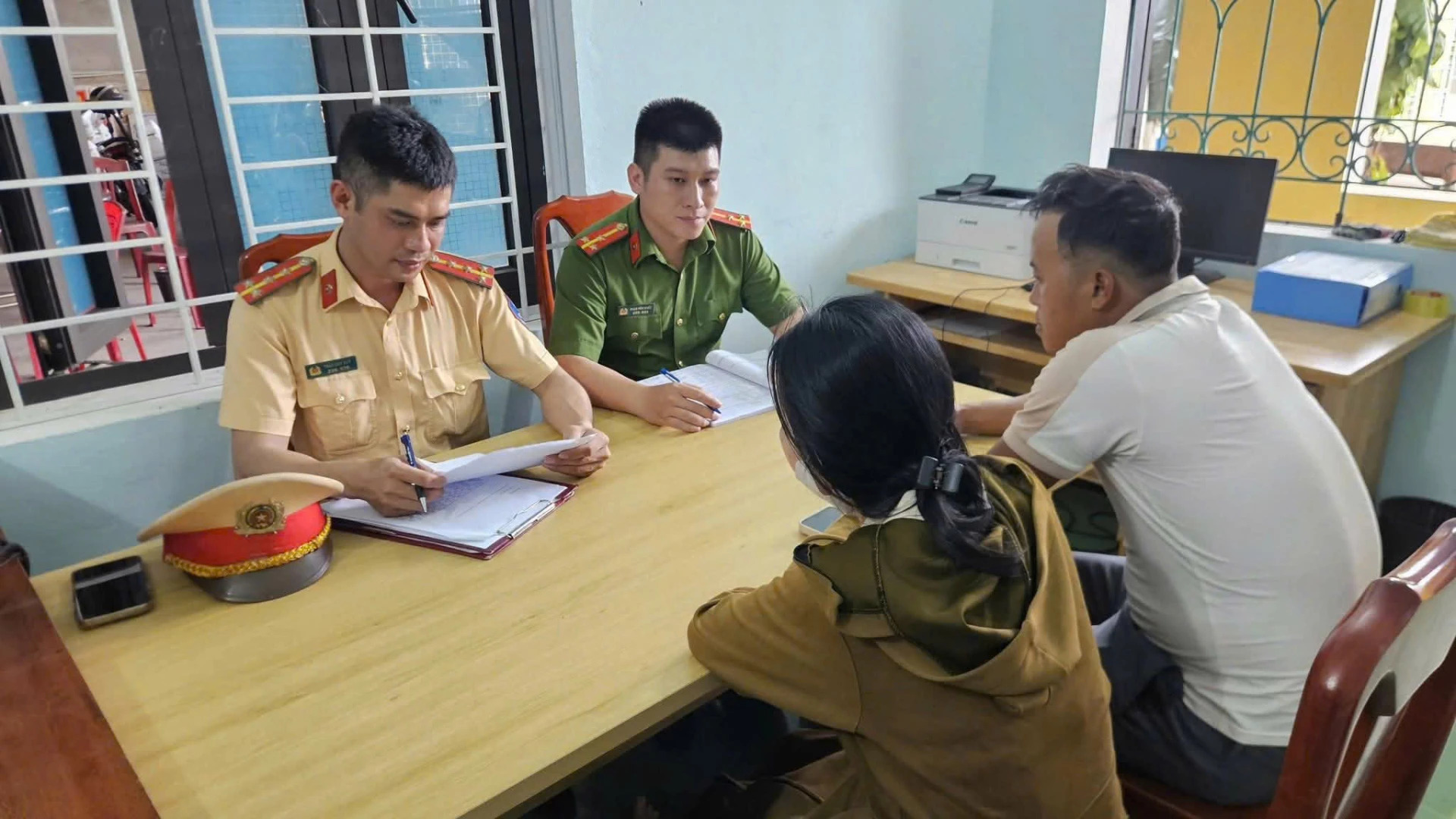 Xử lý người phụ nữ nằm giữa tỉnh lộ chặn ô tô tại Quảng Trị năm 2026 - Ảnh 2. Xử lý người phụ nữ nằm giữa tỉnh lộ chặn ô tô tại Quảng Trị năm 2026 - Ảnh 2.
