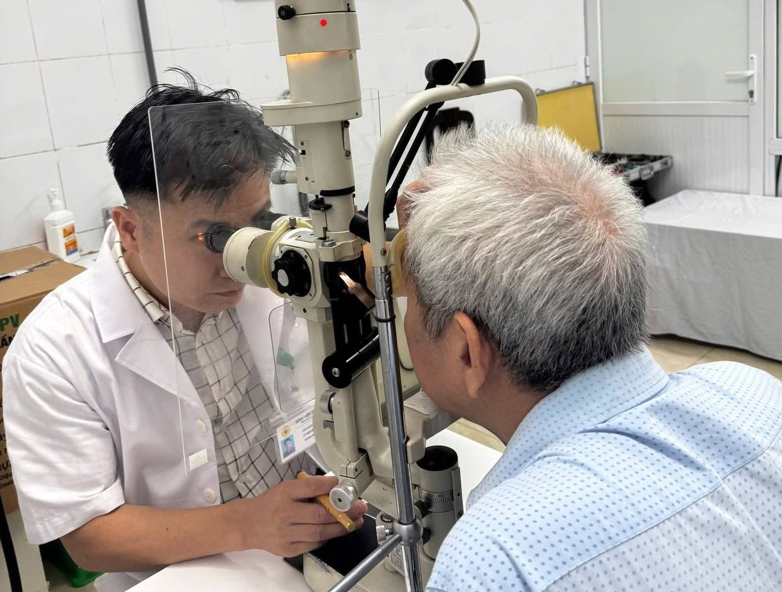 Dập nhãn cầu, rơi thủy tinh thể sau cú đập cầu lông - Ảnh 1.