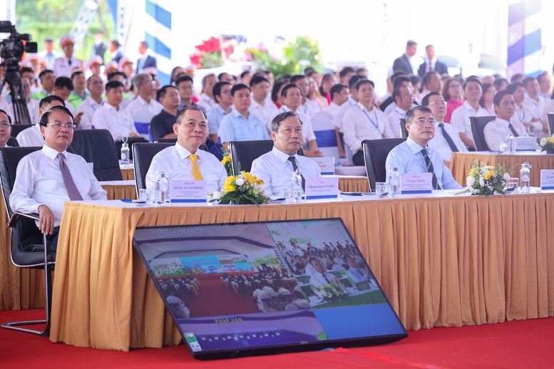 Thủ tướng dự lễ khởi công 5 tuyến đường sắt, 3 dự án nhà ở cho thuê ở Hà Nội - Ảnh 2.