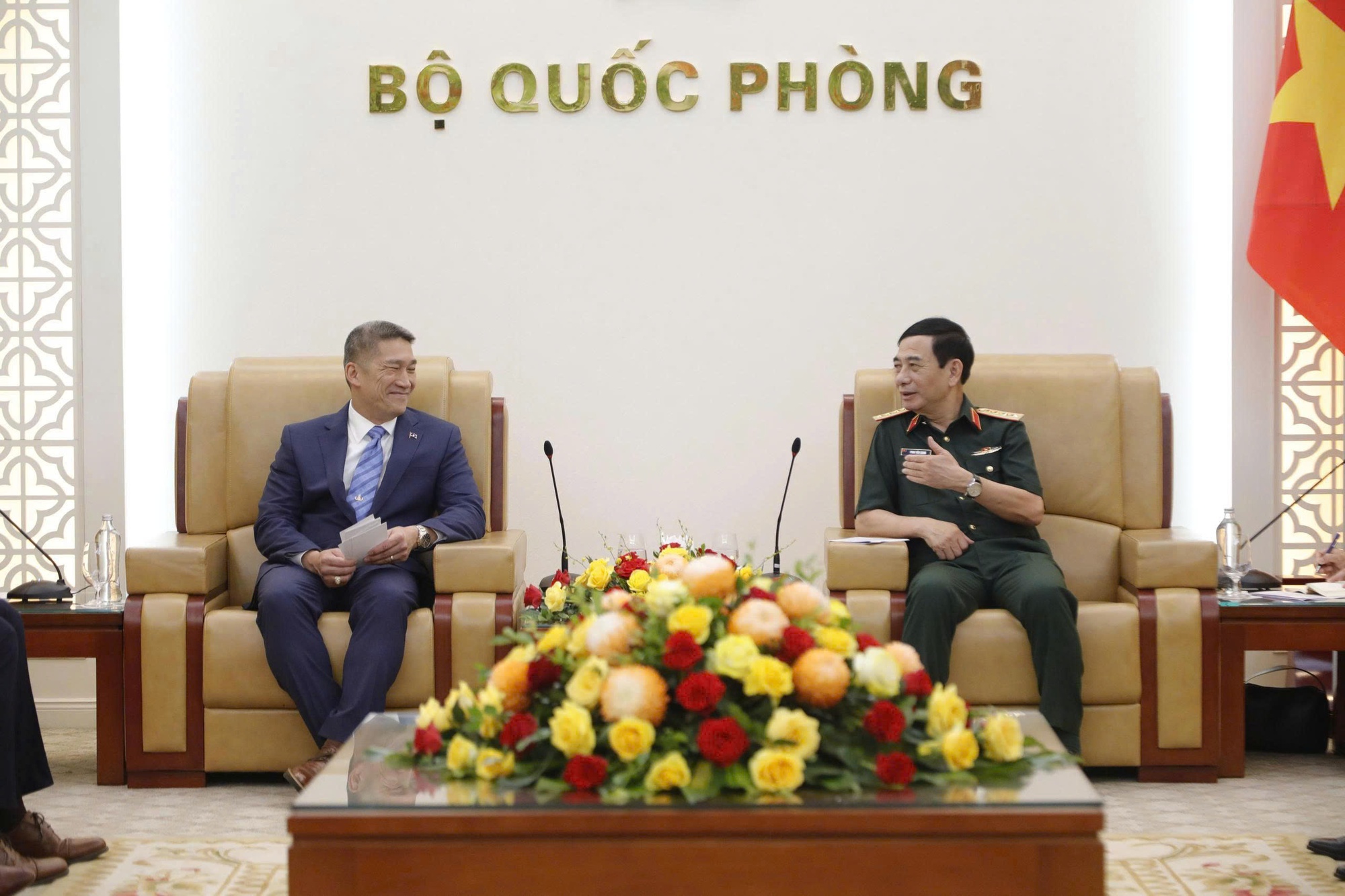 Đại tướng Phan Văn Giang tiếp Quyền Bộ trưởng Bộ Hải quân Mỹ Hùng Cao - Ảnh 1.