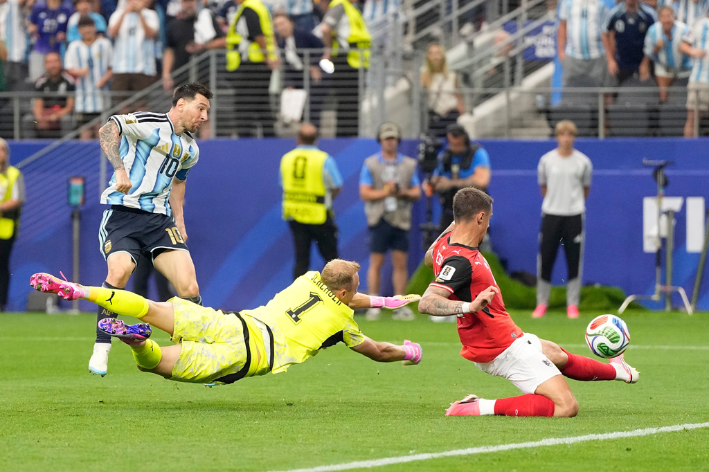 Siêu sao Messi và cuộc đua của những tay