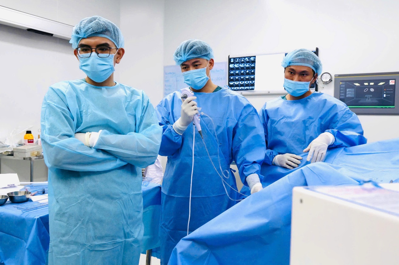 Tán sỏi thận bằng ống soi mềm cho cụ bà 72 tuổi - Ảnh 2.