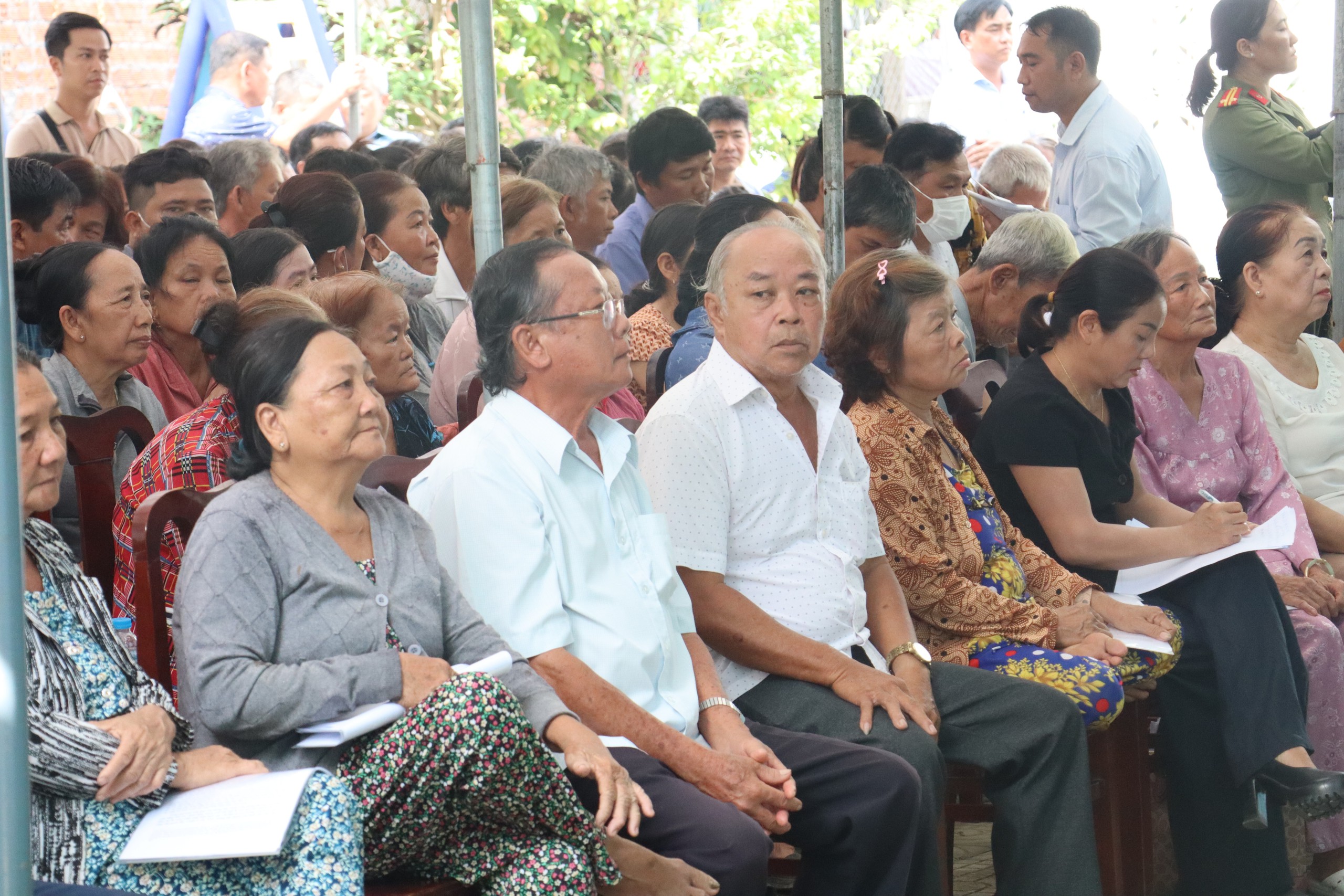 Bí thư Tỉnh uỷ Vĩnh Long đối thoại với người dân về việc cấp phép khai thác 2 mỏ cát - Ảnh 2. Bí thư Tỉnh uỷ Vĩnh Long đối thoại với người dân về việc cấp phép khai thác 2 mỏ cát - Ảnh 2.