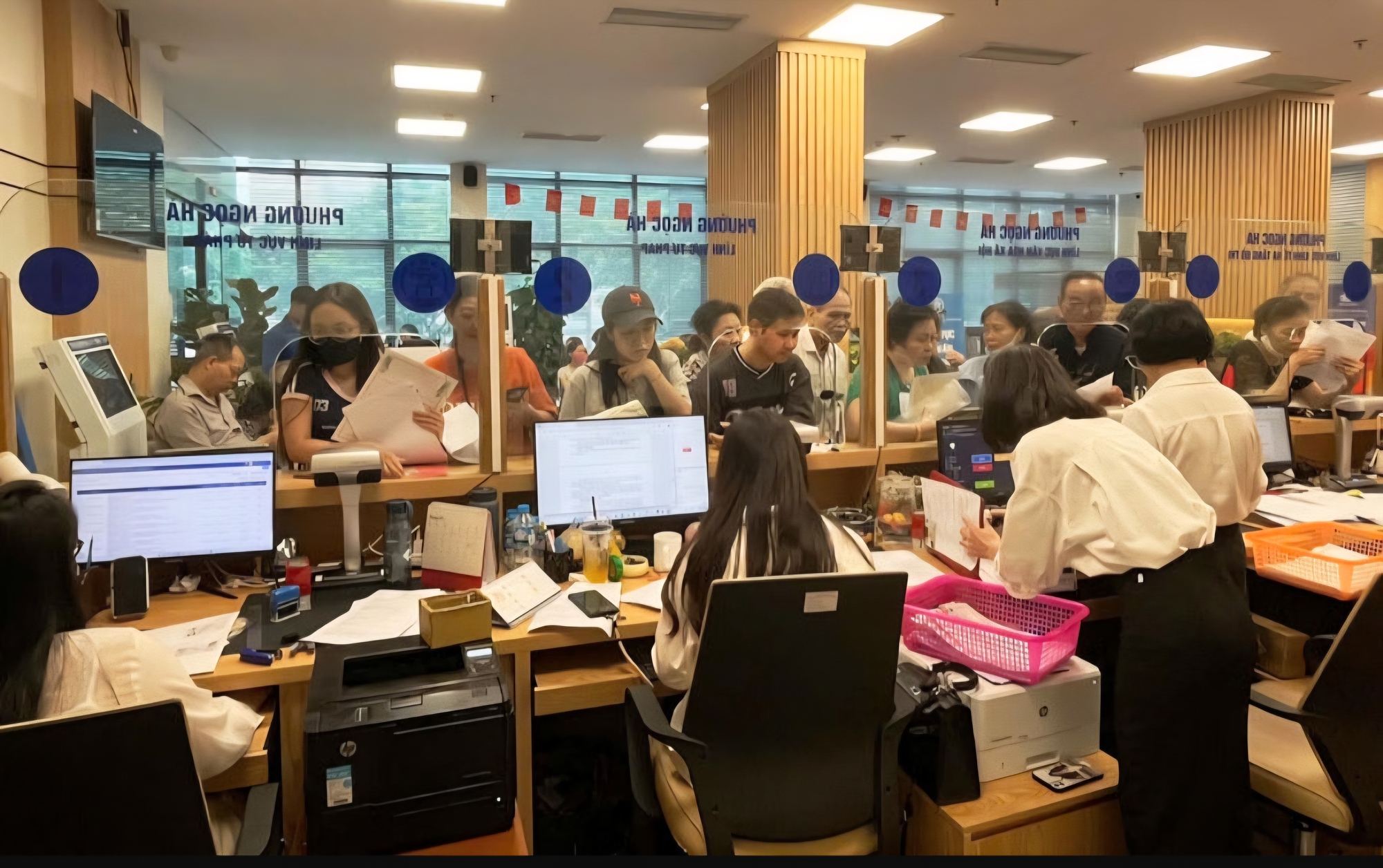 Nhất quyết yêu cầu cụ bà hơn 90 tuổi đến phường: Không thể máy móc hóa con người! - Ảnh 1.