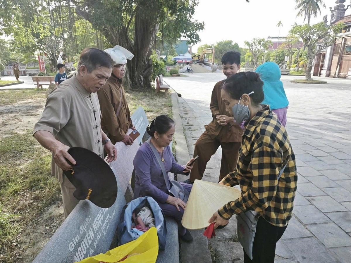 Bé trai sơ sinh bị bỏ rơi tại chùa Hoằng Phúc: Thư của mẹ gây xúc động - Ảnh 1.