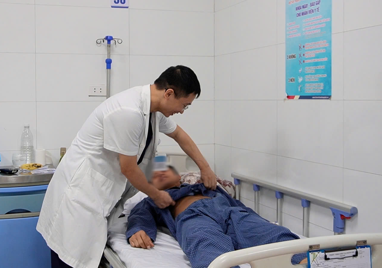 Tưởng chỉ đau sau tập gập bụng, người đàn ông suýt hoại tử ruột - Ảnh 1.