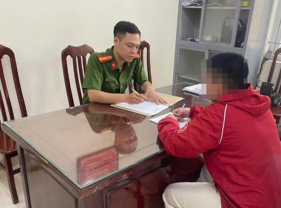 Triệu tập nữ shipper hành hung, nắm tóc kéo lê nữ khách hàng trẻ - Ảnh 1.