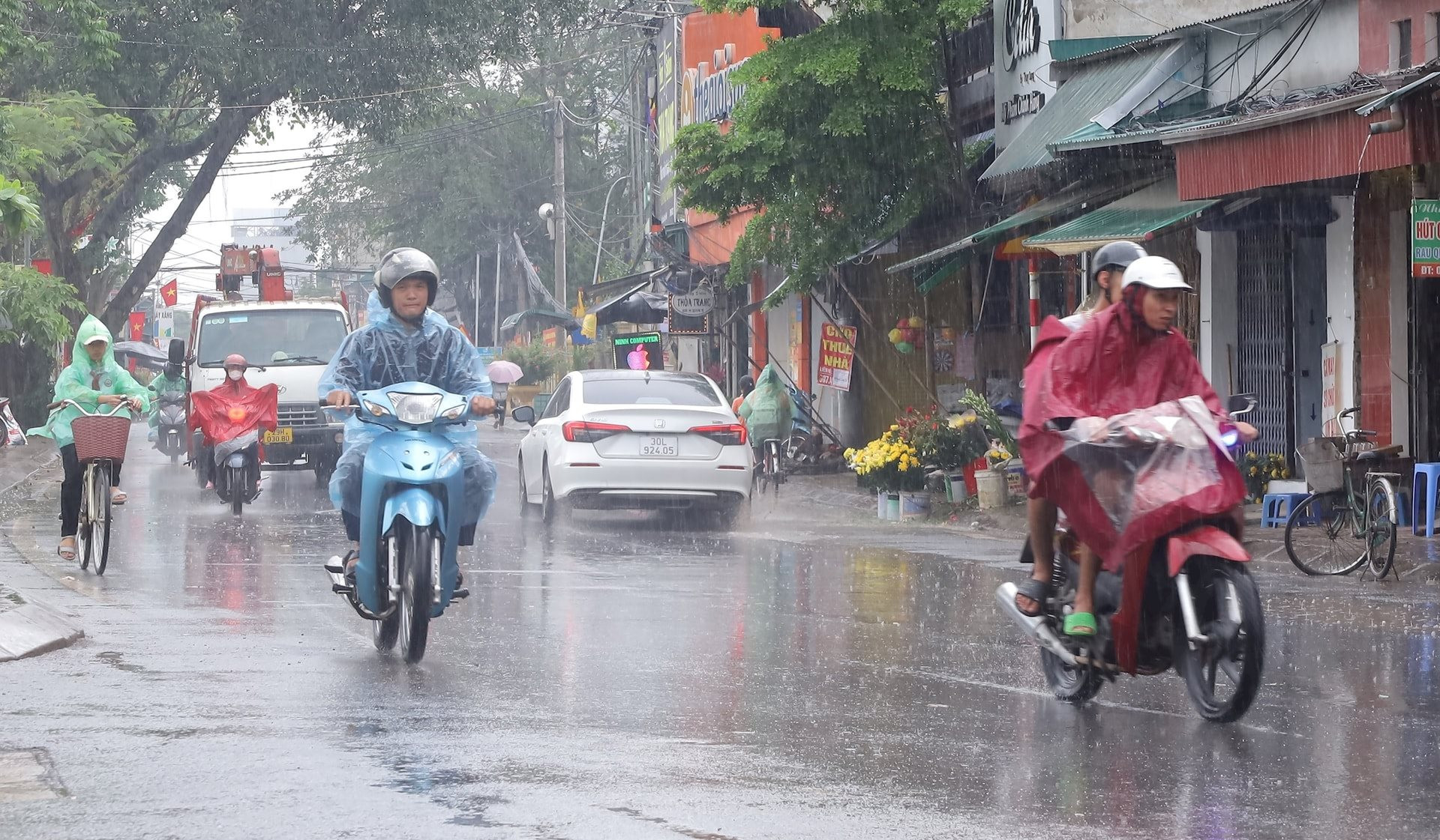 Mưa vàng giải nhiệt cho miền Bắc, miền Trung tiếp tục nắng nóng gay gắt tới trên 40 độ C - Ảnh 1.