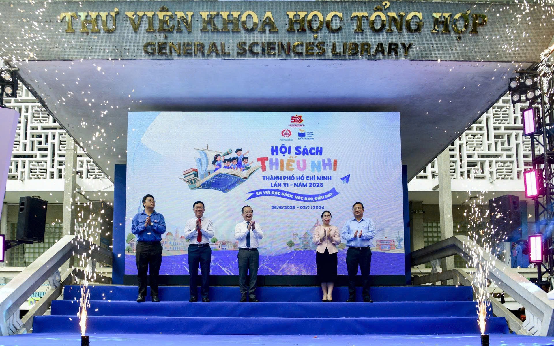 "V&acirc;n tay tr&ecirc;n mặt nước": H&agrave;nh tr&igrave;nh đối thoại đầy nh&acirc;n bản - Ảnh 4.